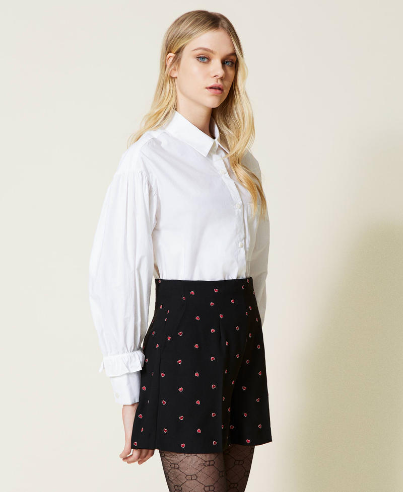 High-Waist-Shorts mit aufgestickten Herzen