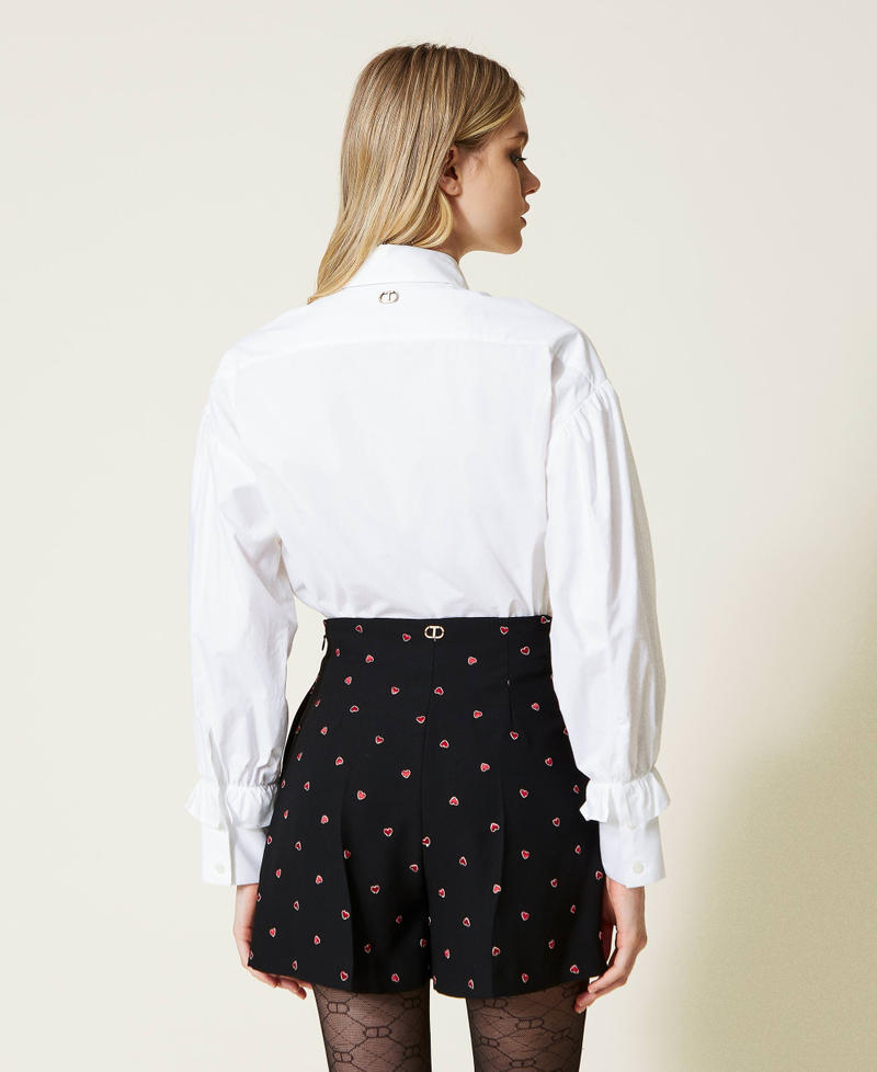 High-Waist-Shorts mit aufgestickten Herzen