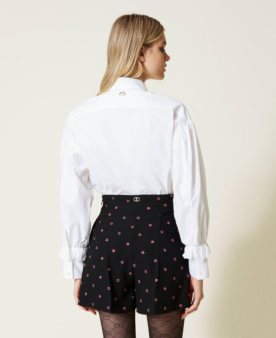 High-Waist-Shorts mit aufgestickten Herzen