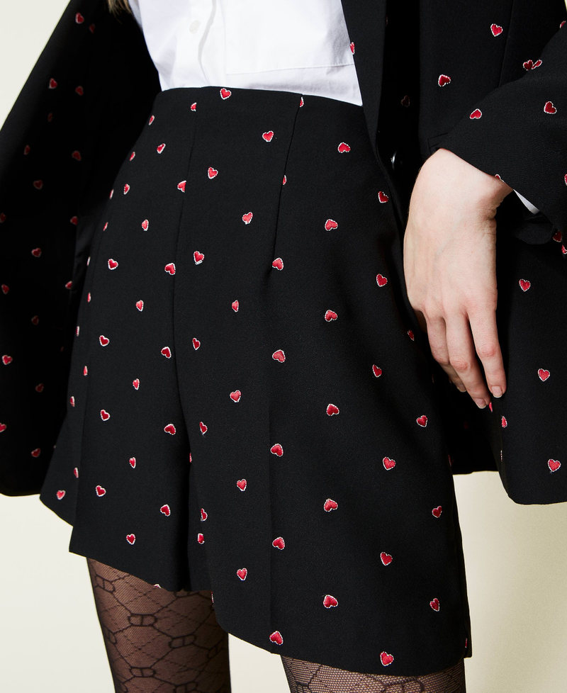 High-Waist-Shorts mit aufgestickten Herzen