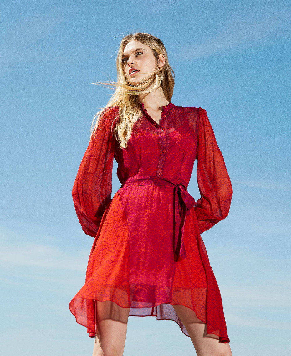 Robe courte en cr&eacute;pon imprim&eacute;