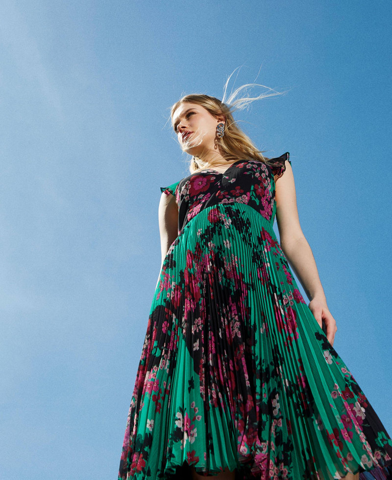 Robe en cr&eacute;pon floral avec pliss&eacute;