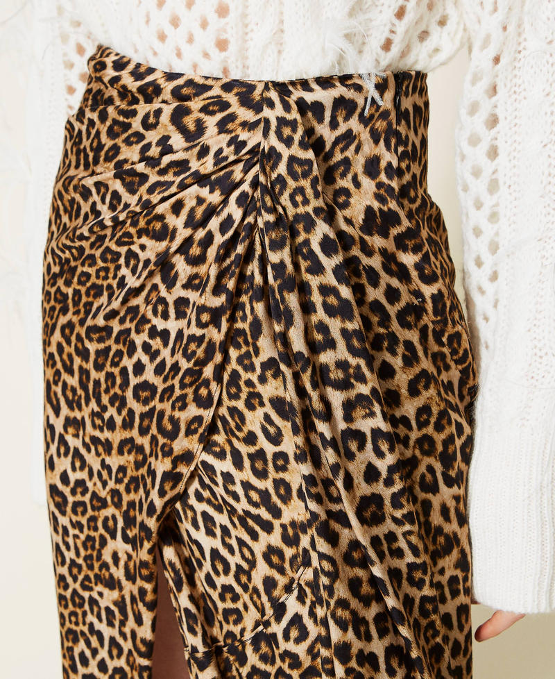 Falda midi de raso animal print