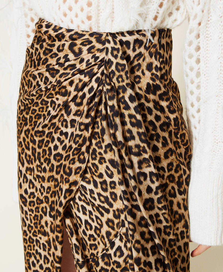 Falda midi de raso animal print