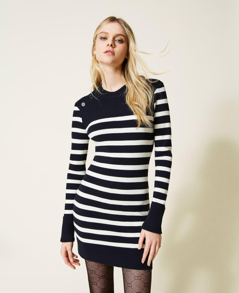 Abito corto in maglia a righe