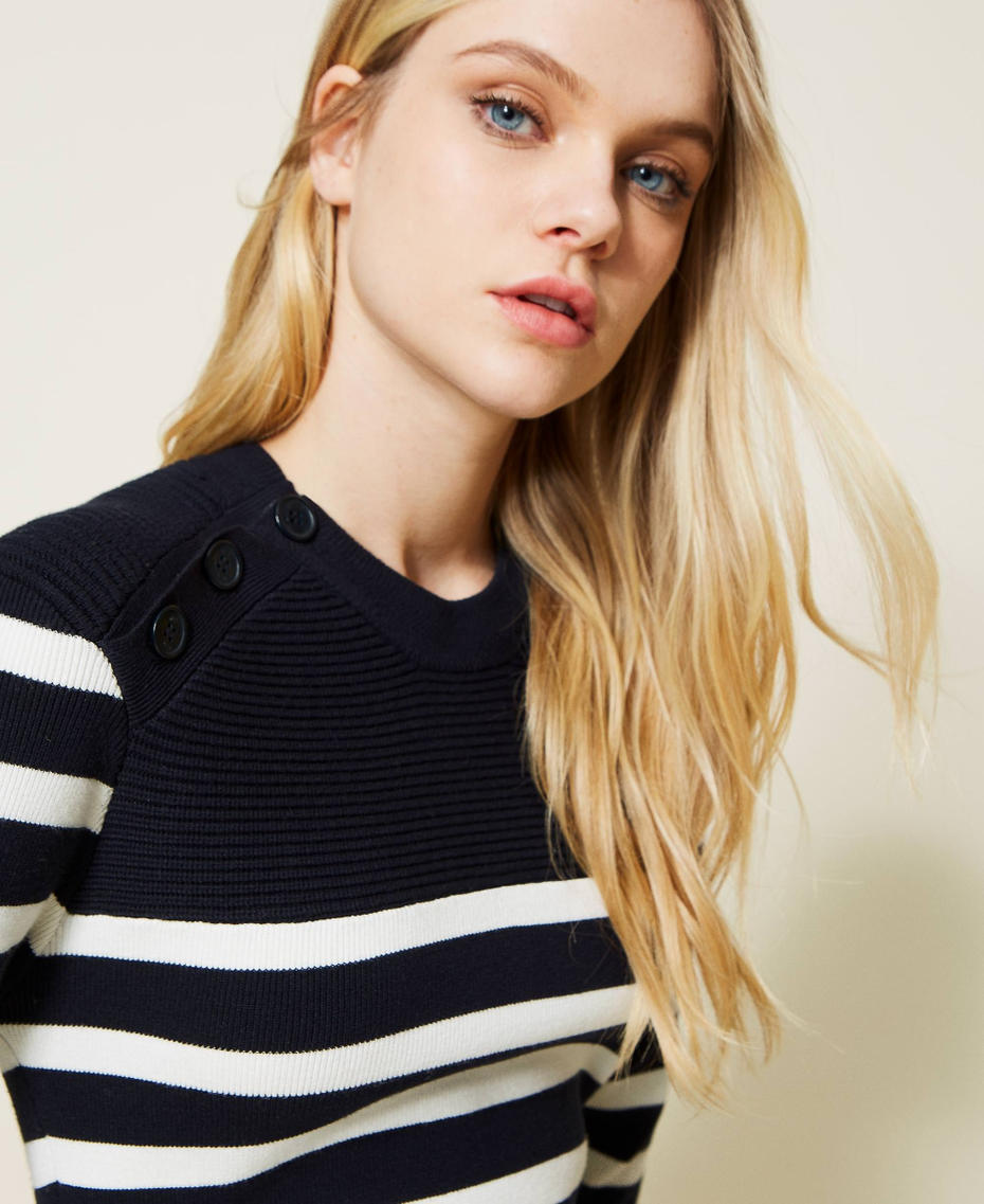 Abito corto in maglia a righe