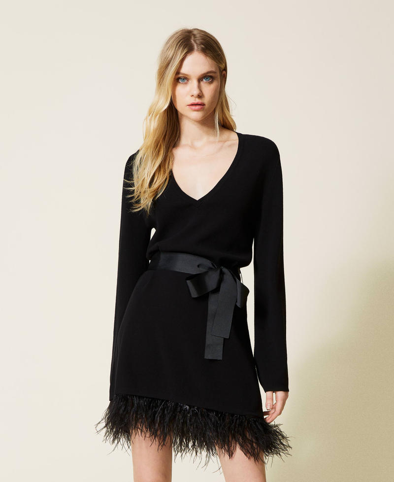 Короткое трикотажное платье с перьями Черный женщина 222TP3041-01