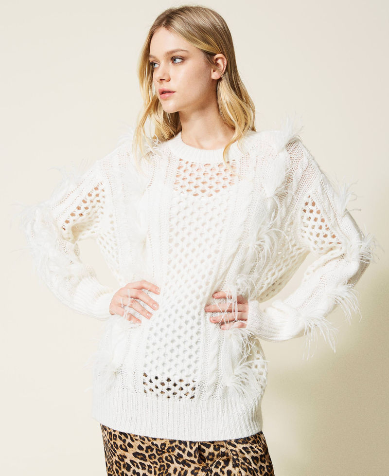 Maxi pull avec torsades et plumes