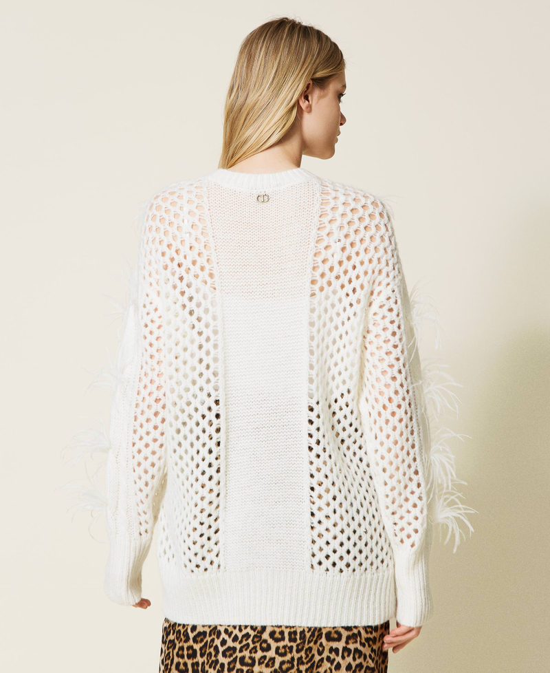 Maxi pull avec torsades et plumes