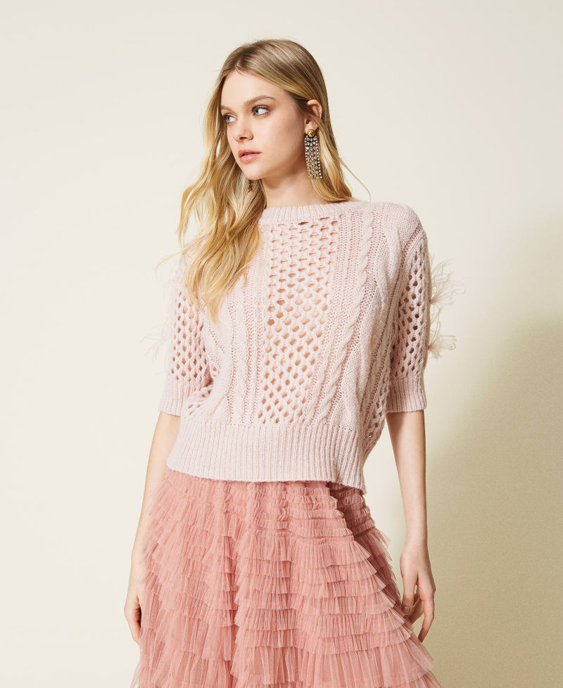 Cardigan-maglia con trecce e piume