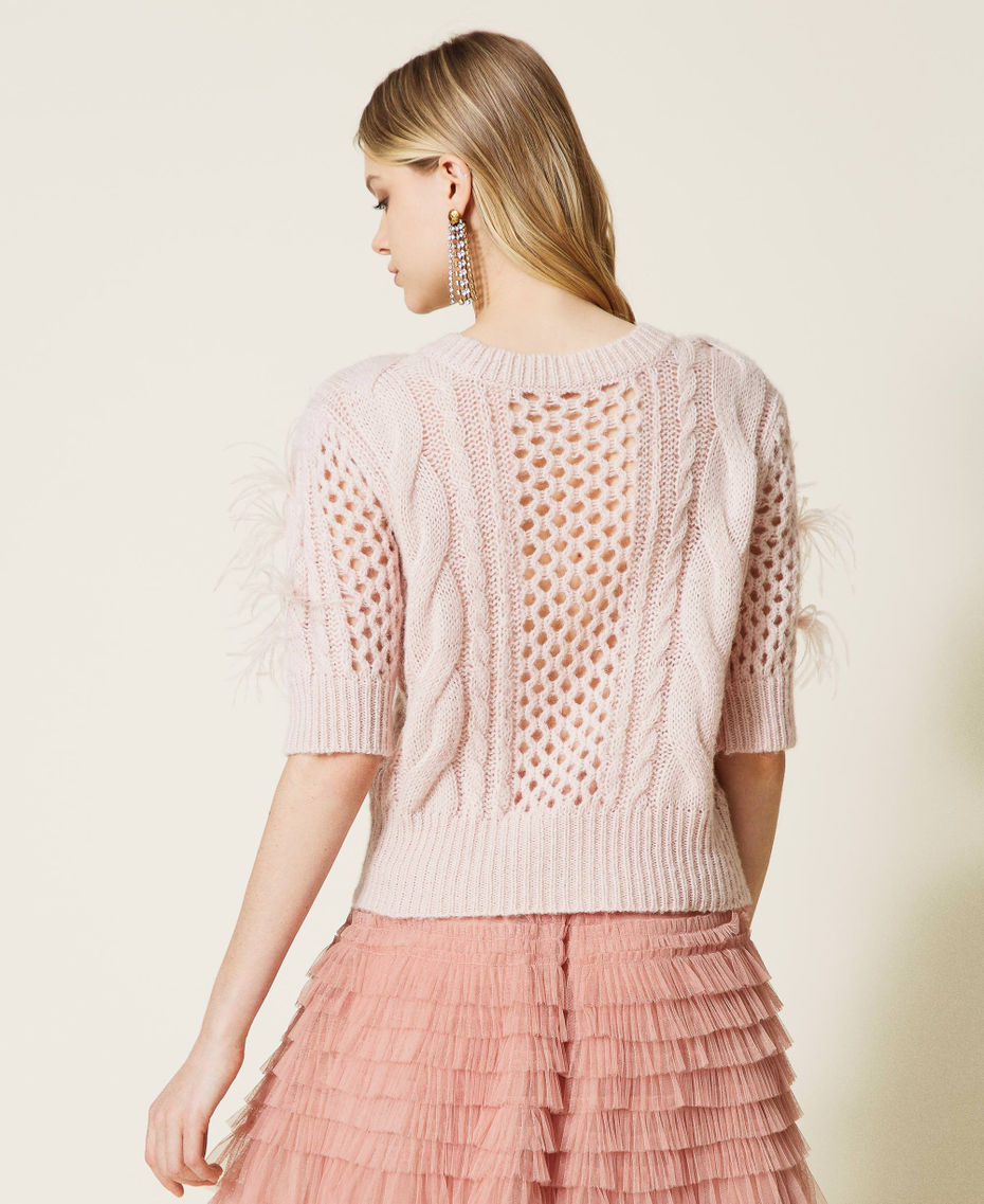 Cardigan-maglia con trecce e piume