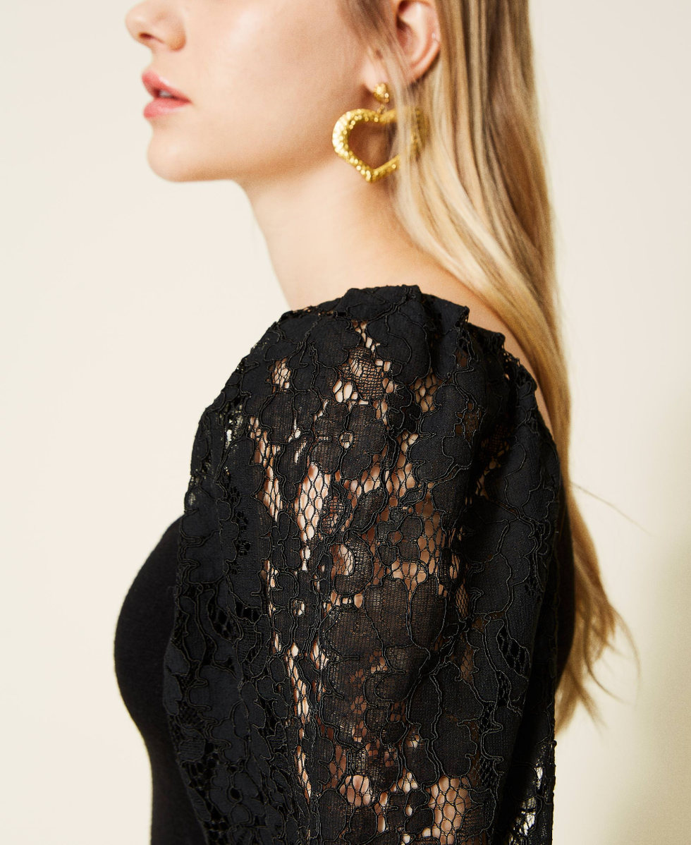 Fitted jumper with lace sleeves