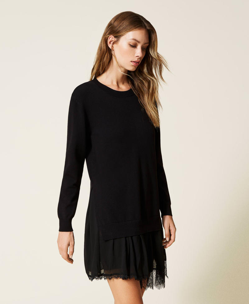 Strickkleid mit Einsatz und Spitze