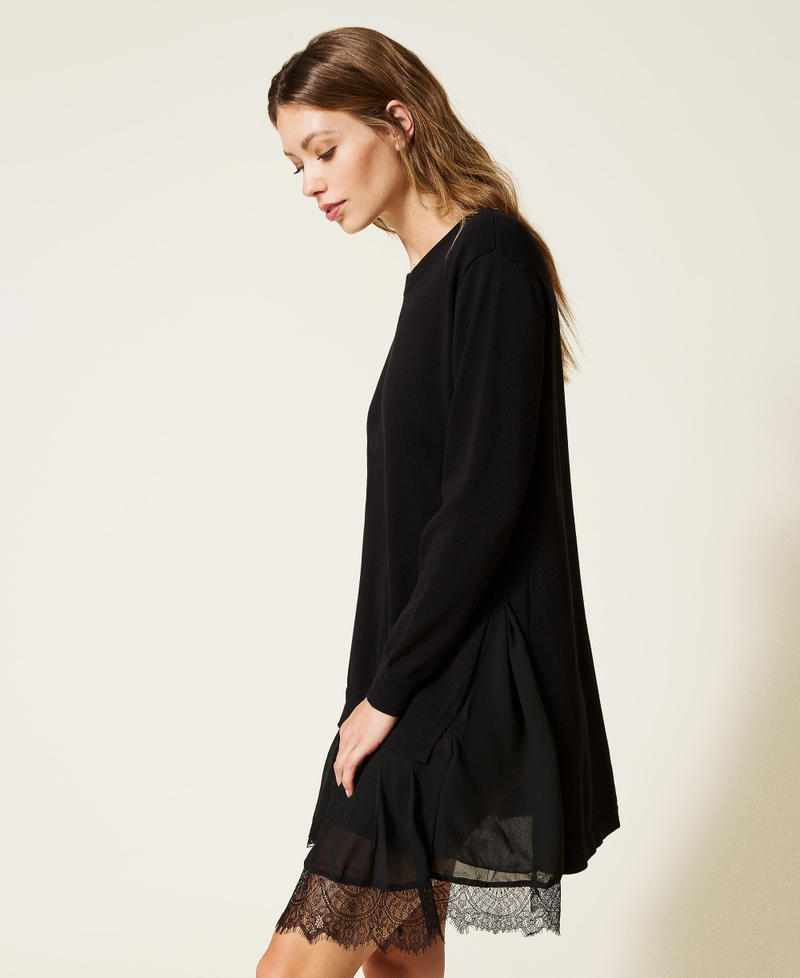 Strickkleid mit Einsatz und Spitze