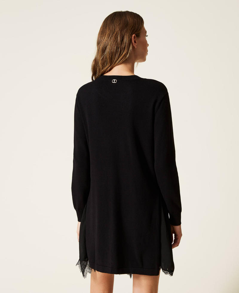 Strickkleid mit Einsatz und Spitze