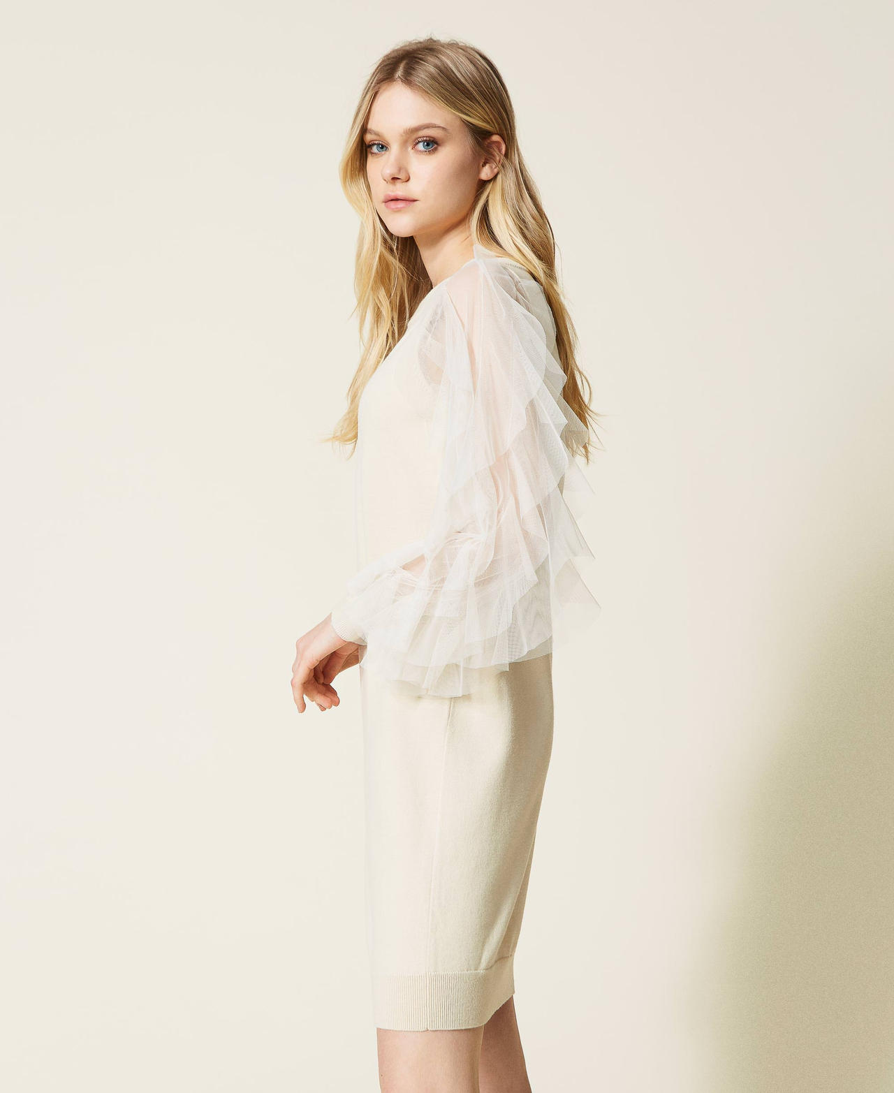 Robe mi-longue avec volant en tulle