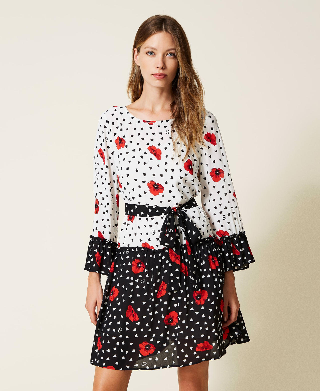 Zweifarbig Kleid mit aufgedruckten Herzen und Mohnblumen Zweifarbig Romantic Poppy Off White / Schwarz Frau 222TQ2018-02