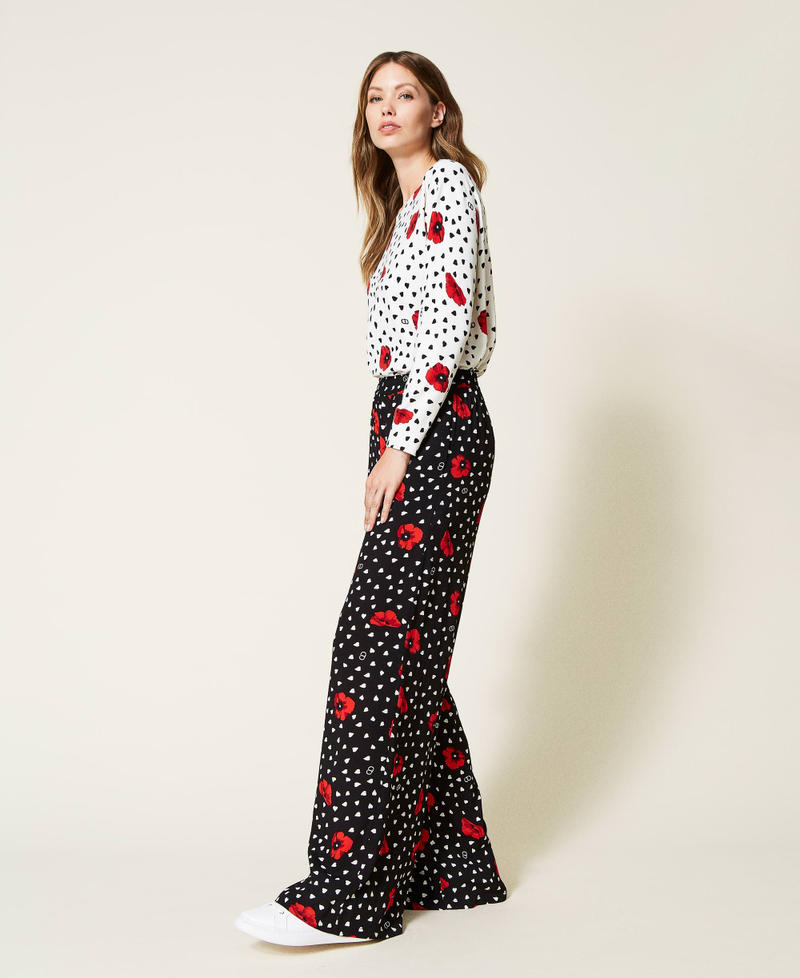 Hose mit aufgedruckten Herzen und Mohnblumen