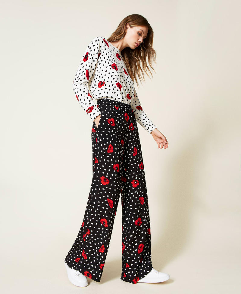 Hose mit aufgedruckten Herzen und Mohnblumen