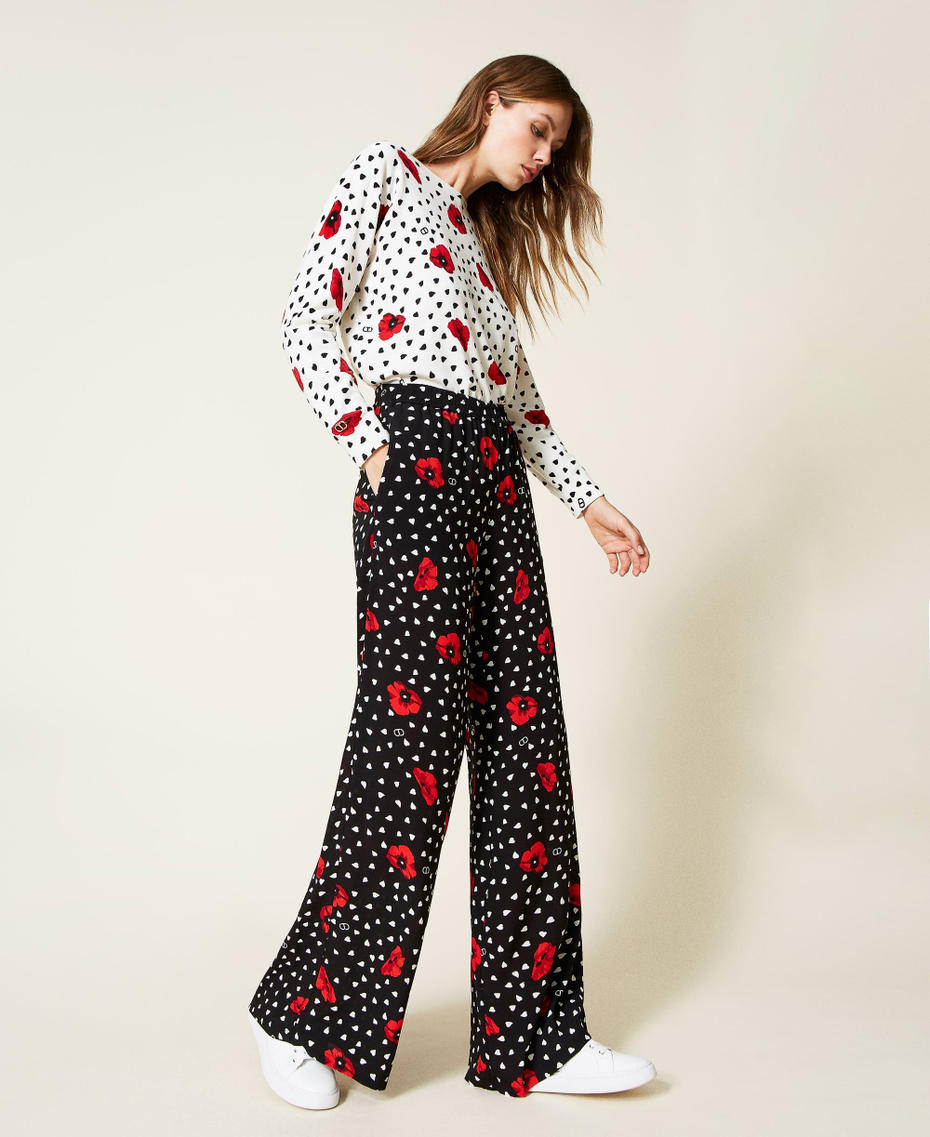 Hose mit aufgedruckten Herzen und Mohnblumen