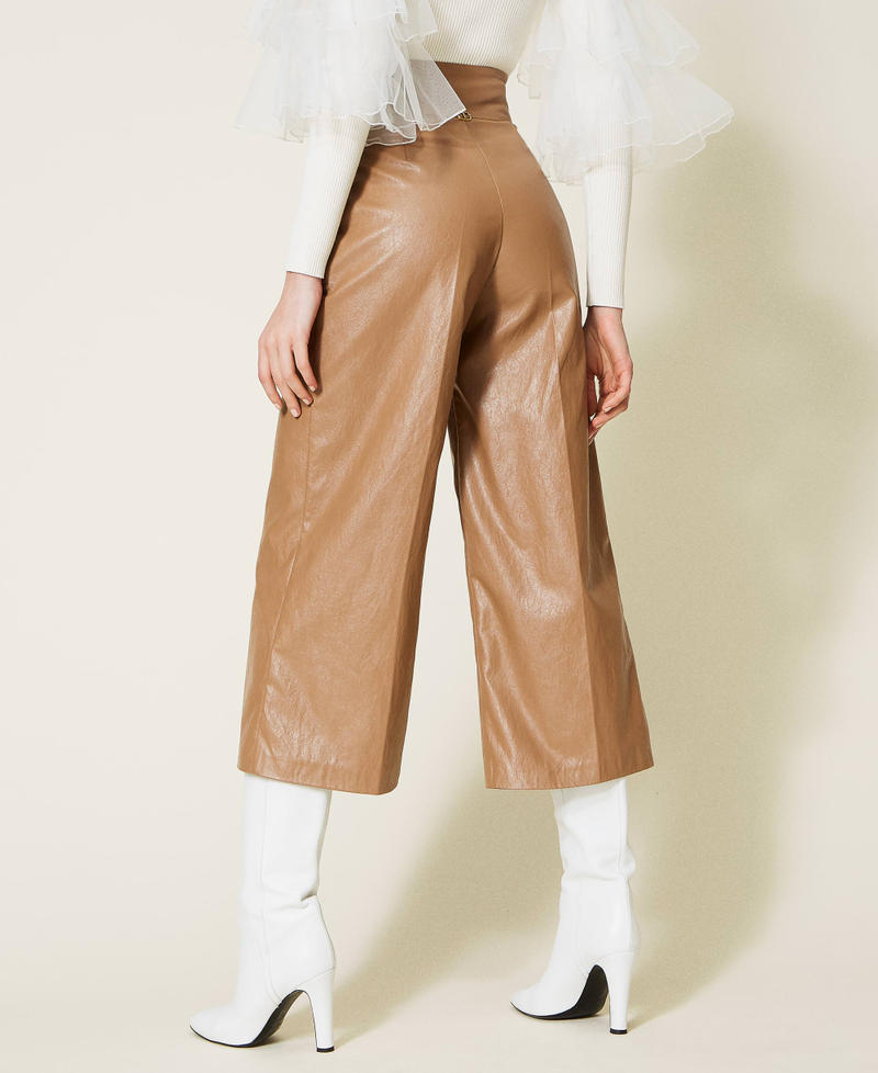 Свободные прямые брюки с эффектом под кожу Бежевый "Светлое дерево" женщина 222TT2015-03
