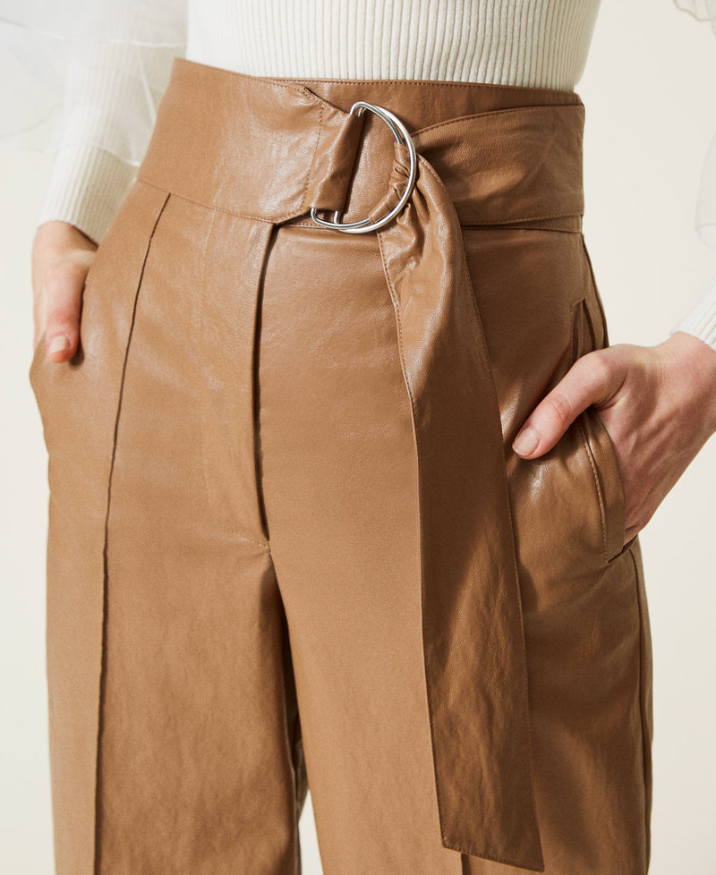Свободные прямые брюки с эффектом под кожу Бежевый "Светлое дерево" женщина 222TT2015-05