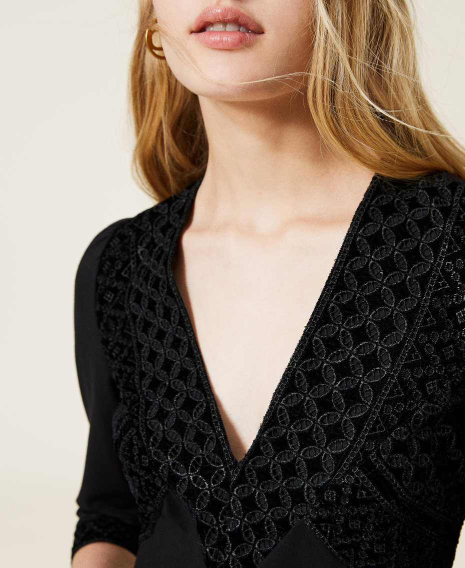 Short dress with velvet embroidery