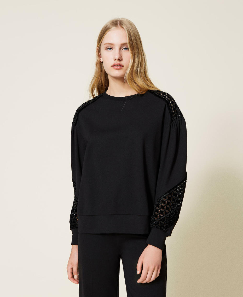 Sweatshirt with velvet embroidery