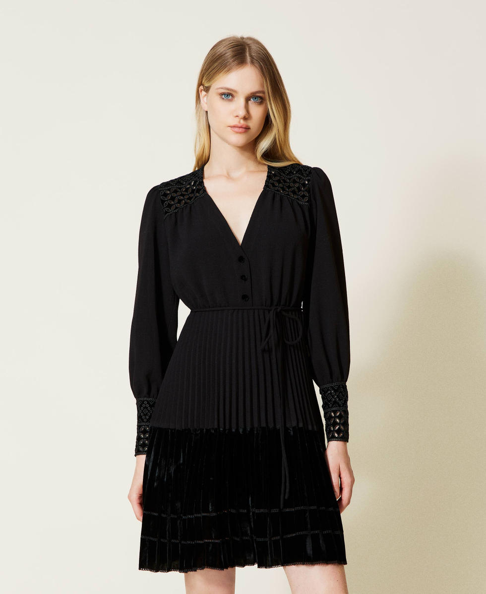 Short cr&ecirc;pe and velvet dress