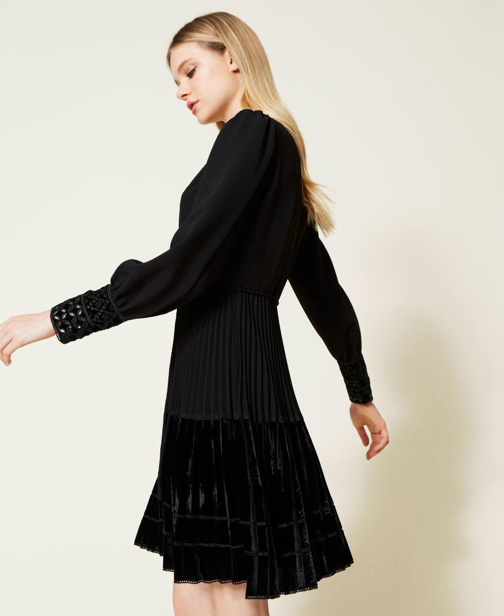 Short cr&ecirc;pe and velvet dress