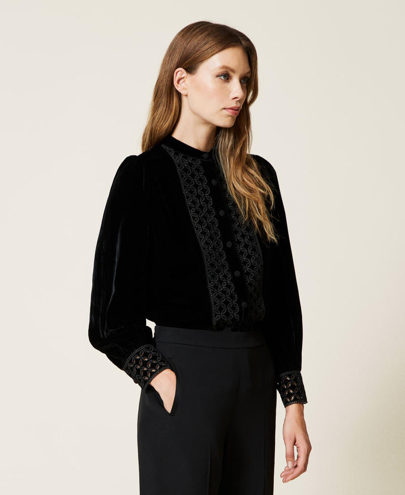 Bluse mit Samt-Stickerei