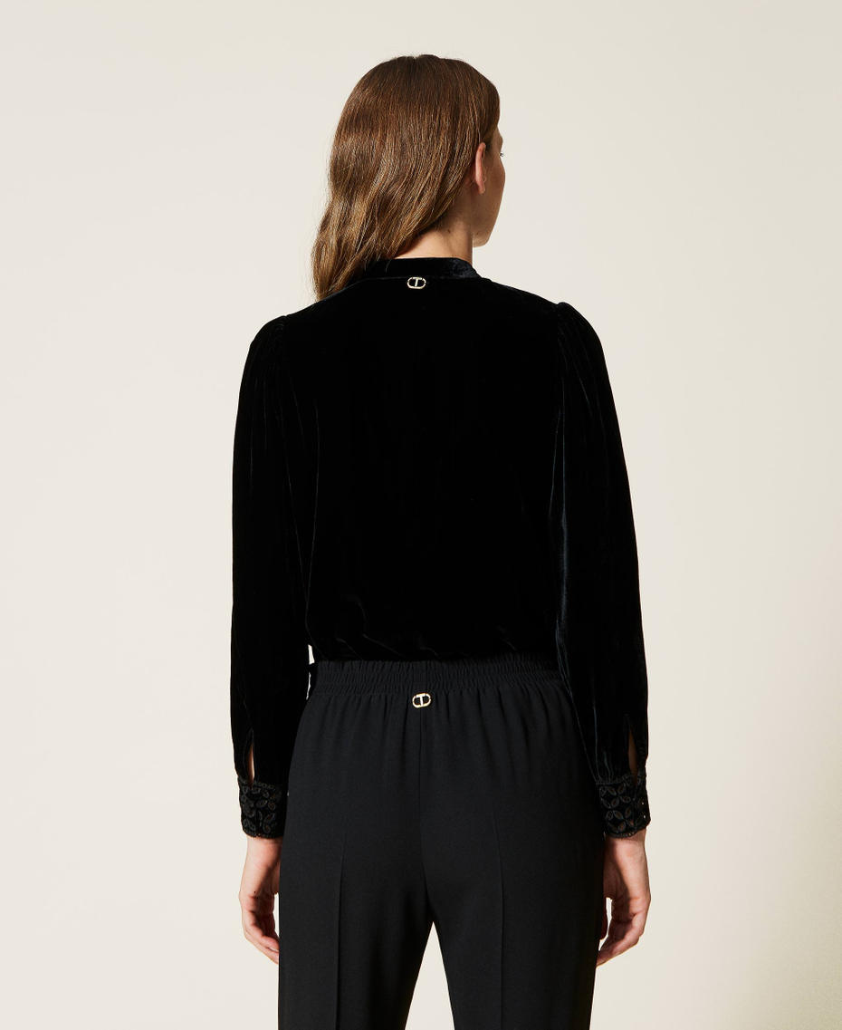 Bluse mit Samt-Stickerei