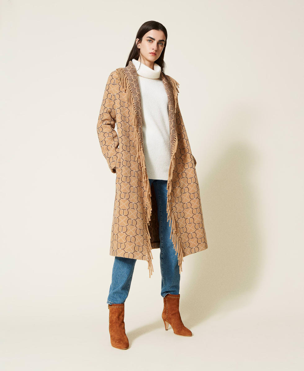 Cappotto jacquard con logo e frange