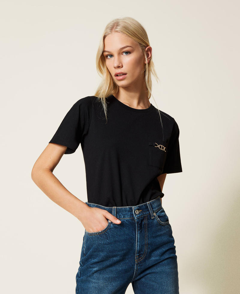 T-shirt with clasp and logo