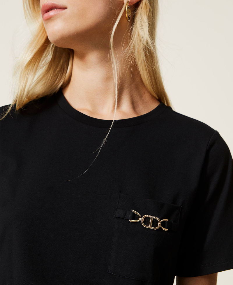 T-shirt with clasp and logo
