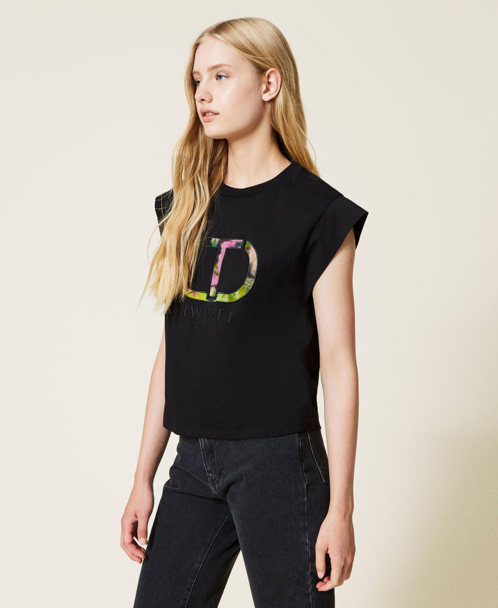 T-shirt with inlaid floral logo