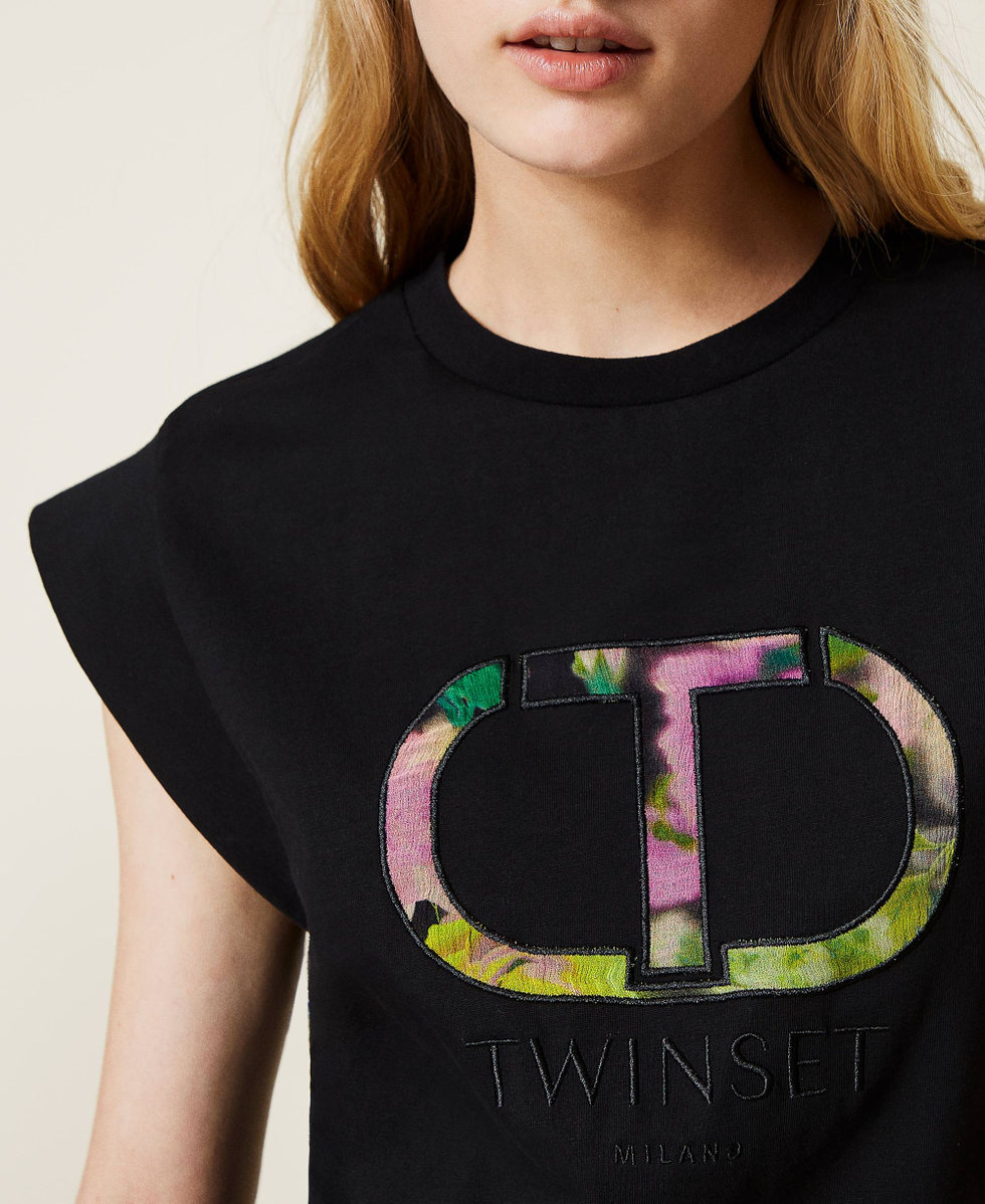 T-shirt with inlaid floral logo