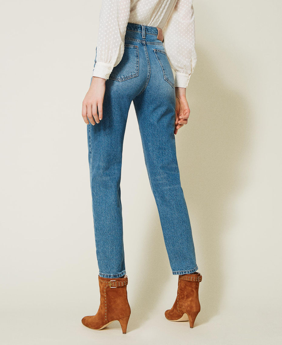 Regular-Fit-Jeans mit stilisierten Trensen und Logo Denim Frau 222TT2440-04