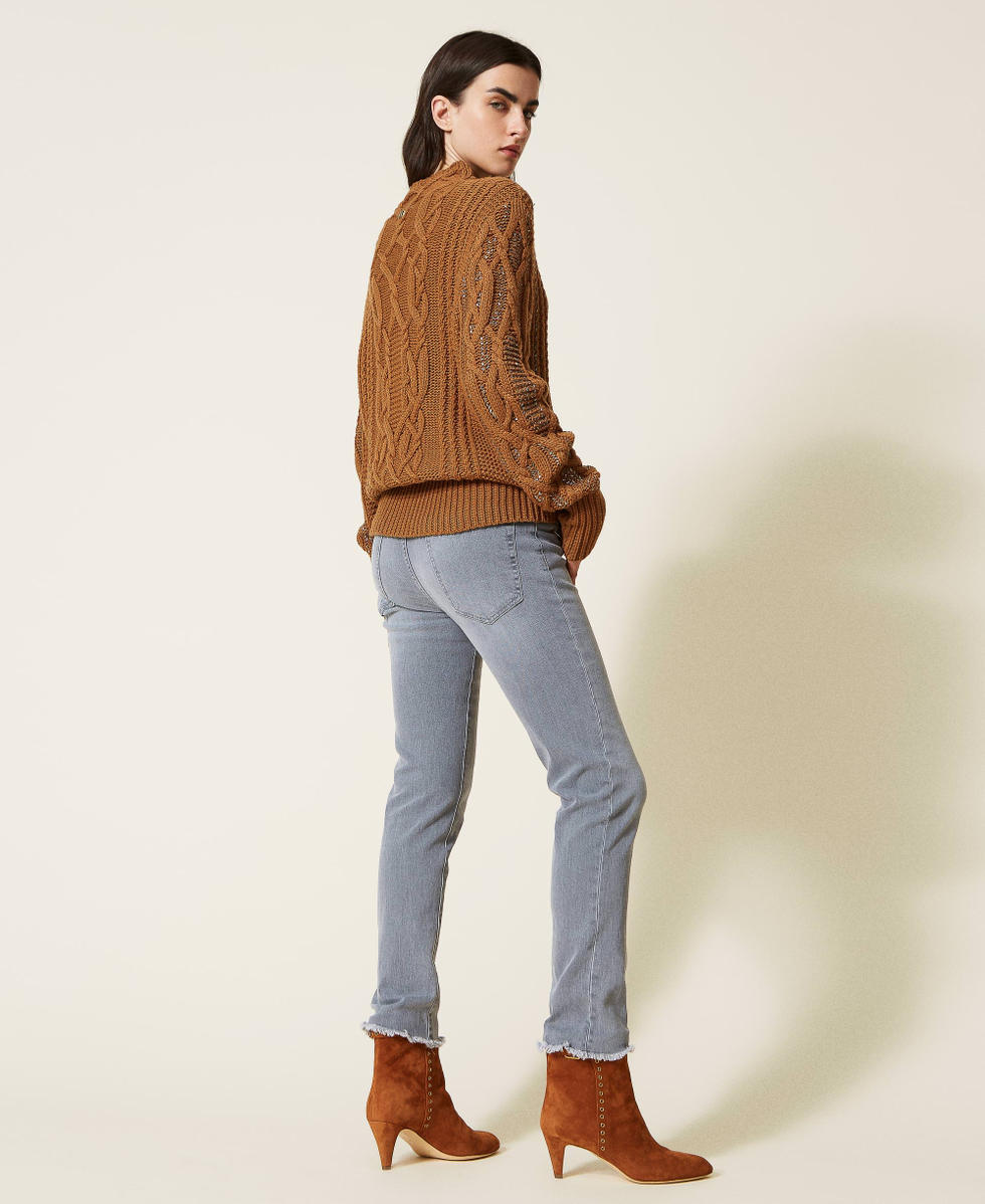 Skinny jeans with raw cut hem