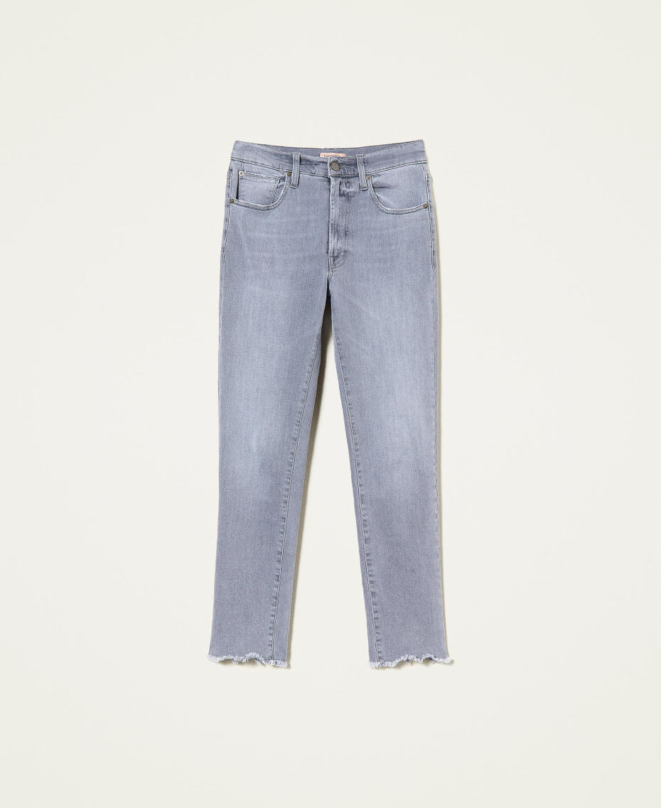 Skinny jeans with raw cut hem