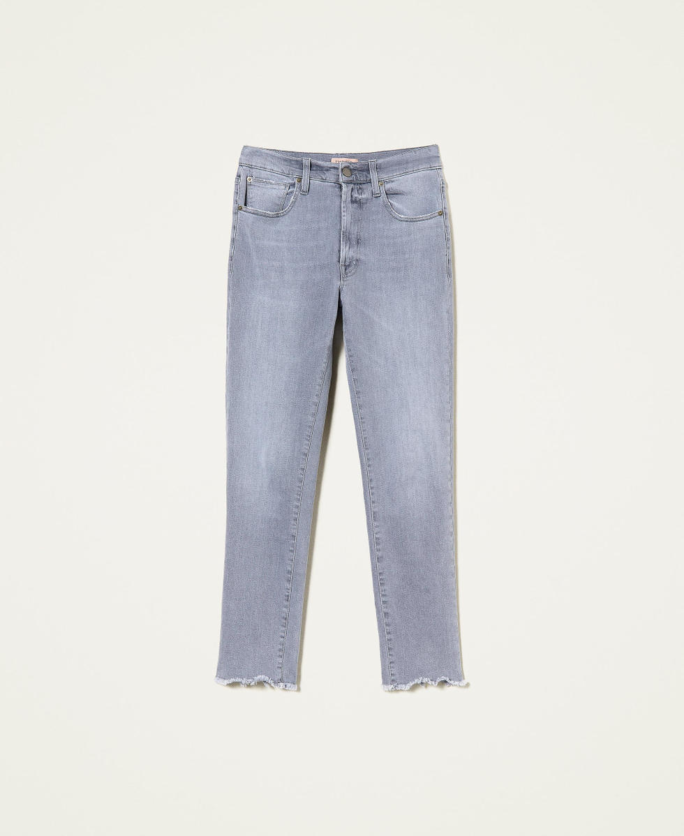 Skinny jeans with raw cut hem
