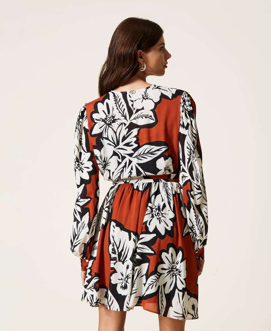 Короткое платье из крепа с цветочным принтом Узор Цветок Оранжевый "Красное дерево"/Черный женщина 222TT2474-03