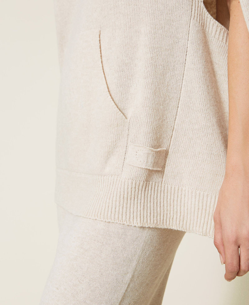 Treeblend yarn seamless cape