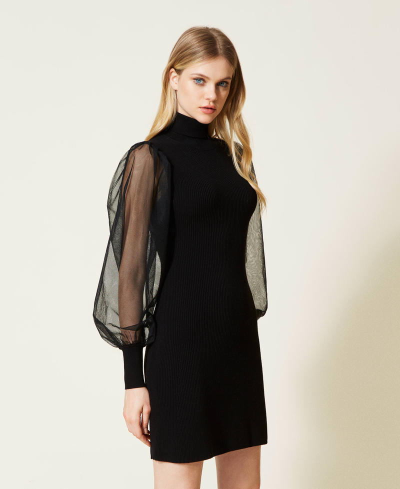 Robe courte en maille avec manches en tulle
