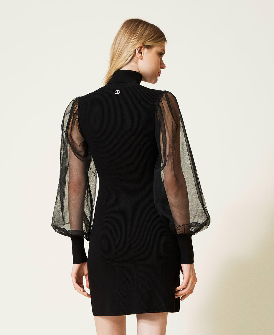 Robe courte en maille avec manches en tulle
