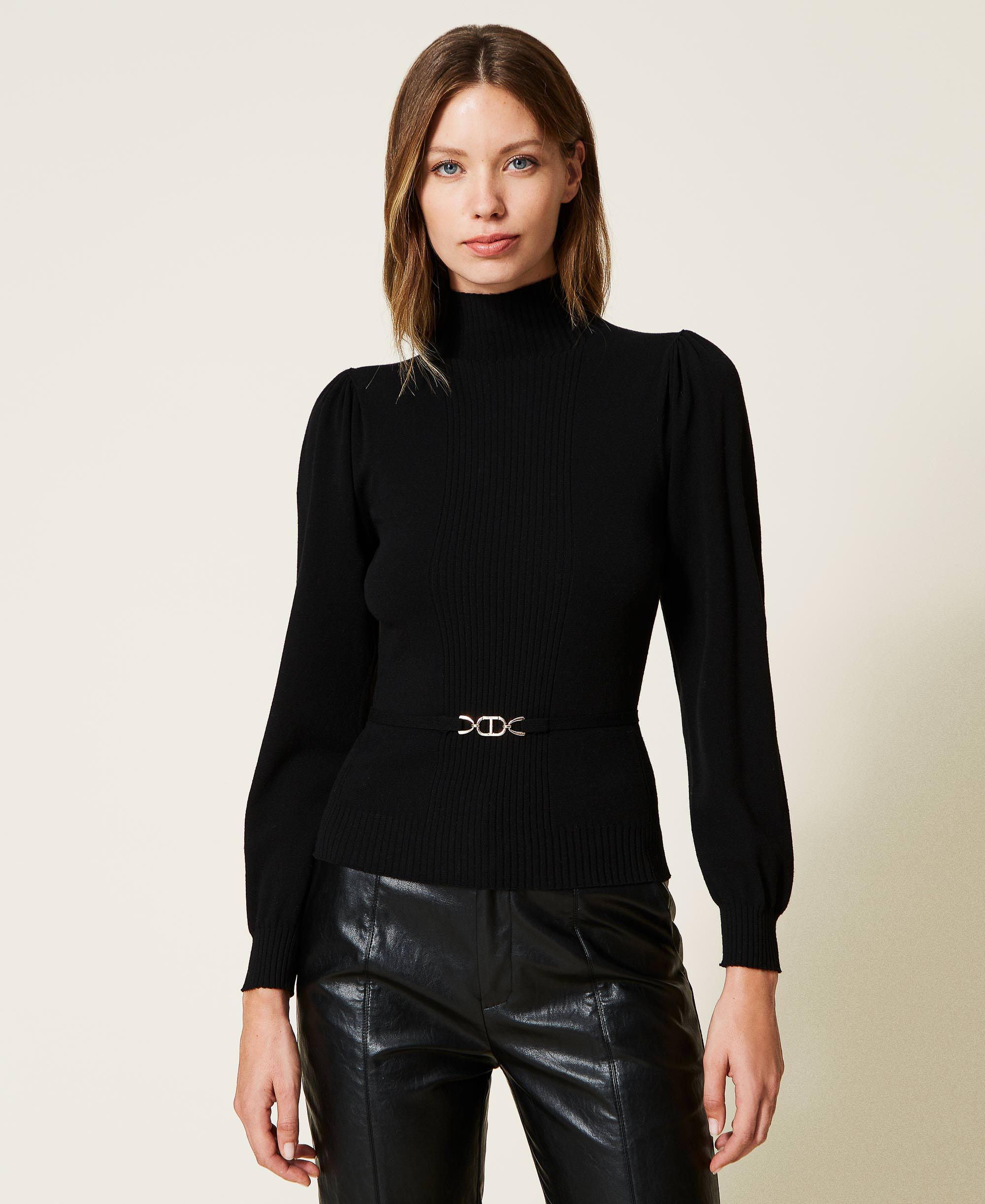 Seamless jumper with Oval t clasp