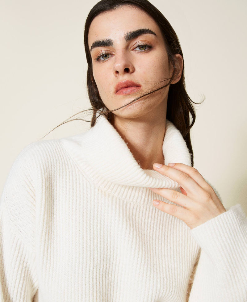 Pull en laine m&eacute;lang&eacute;e c&ocirc;tel&eacute;e