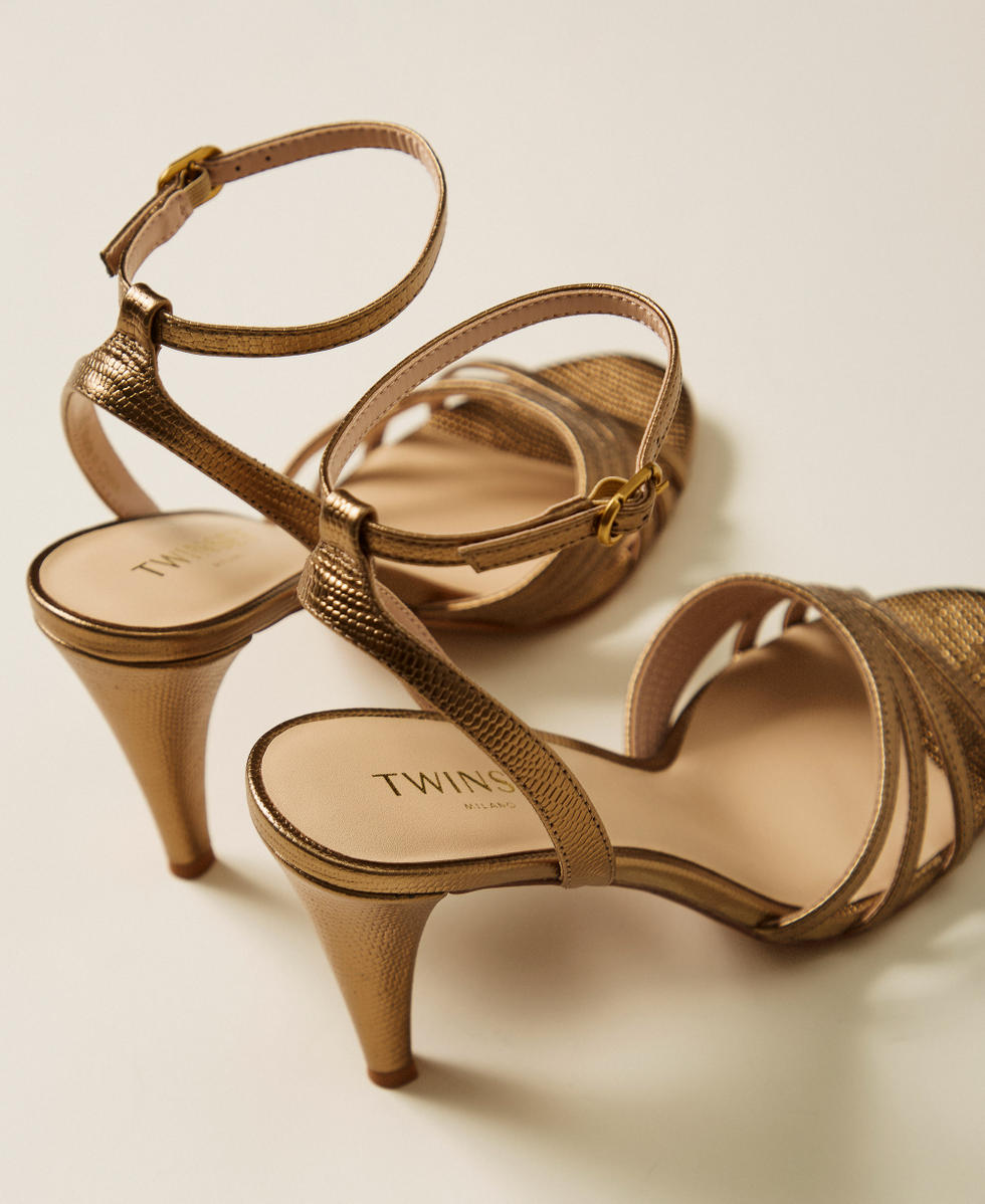 Sandalias de piel laminada con estampado Oro Amarillo Mujer 252TGT202_10366_03