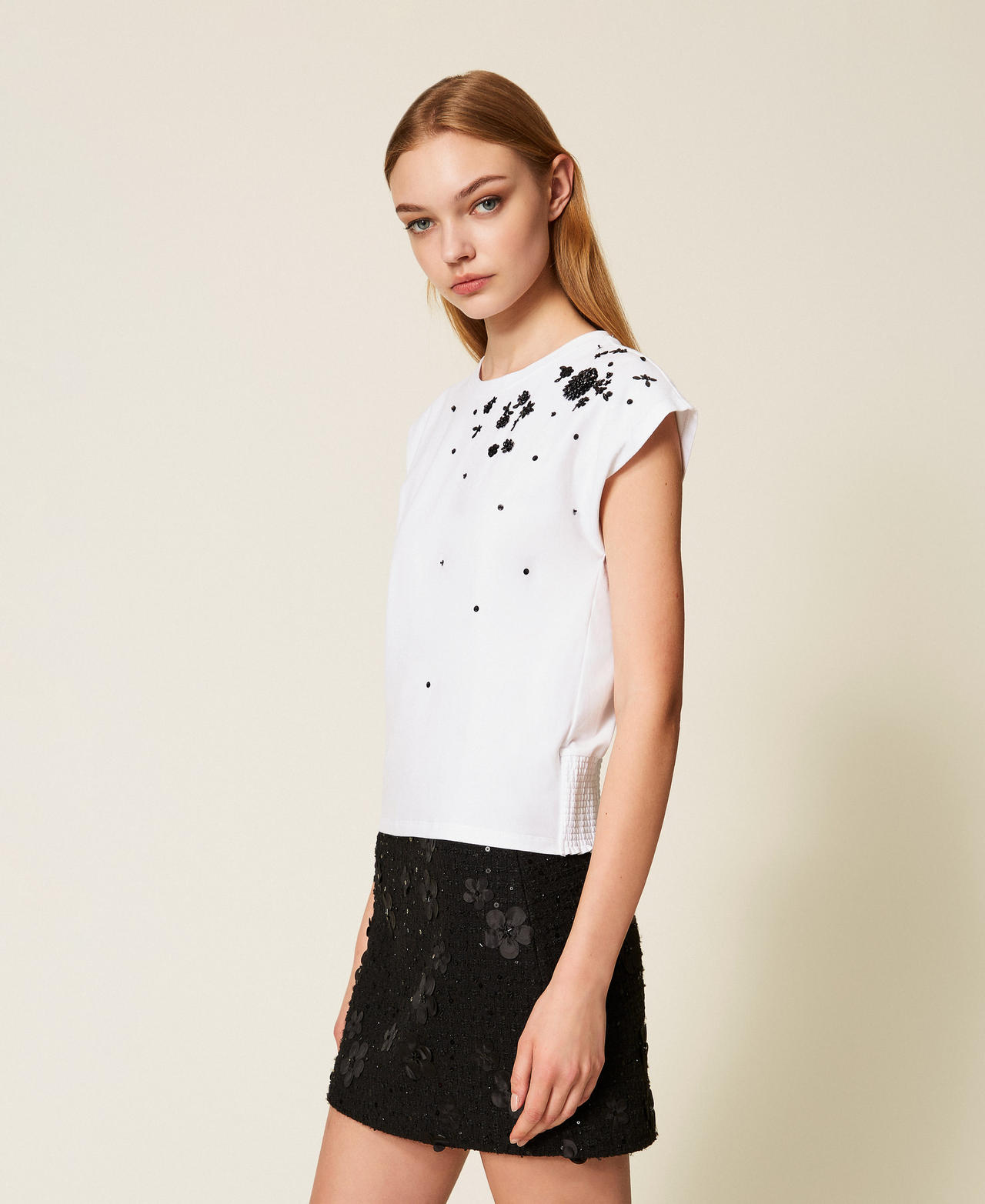 T-shirt with hand-embroidered flowers "Papers" White Woman 252AP2312_00840_02