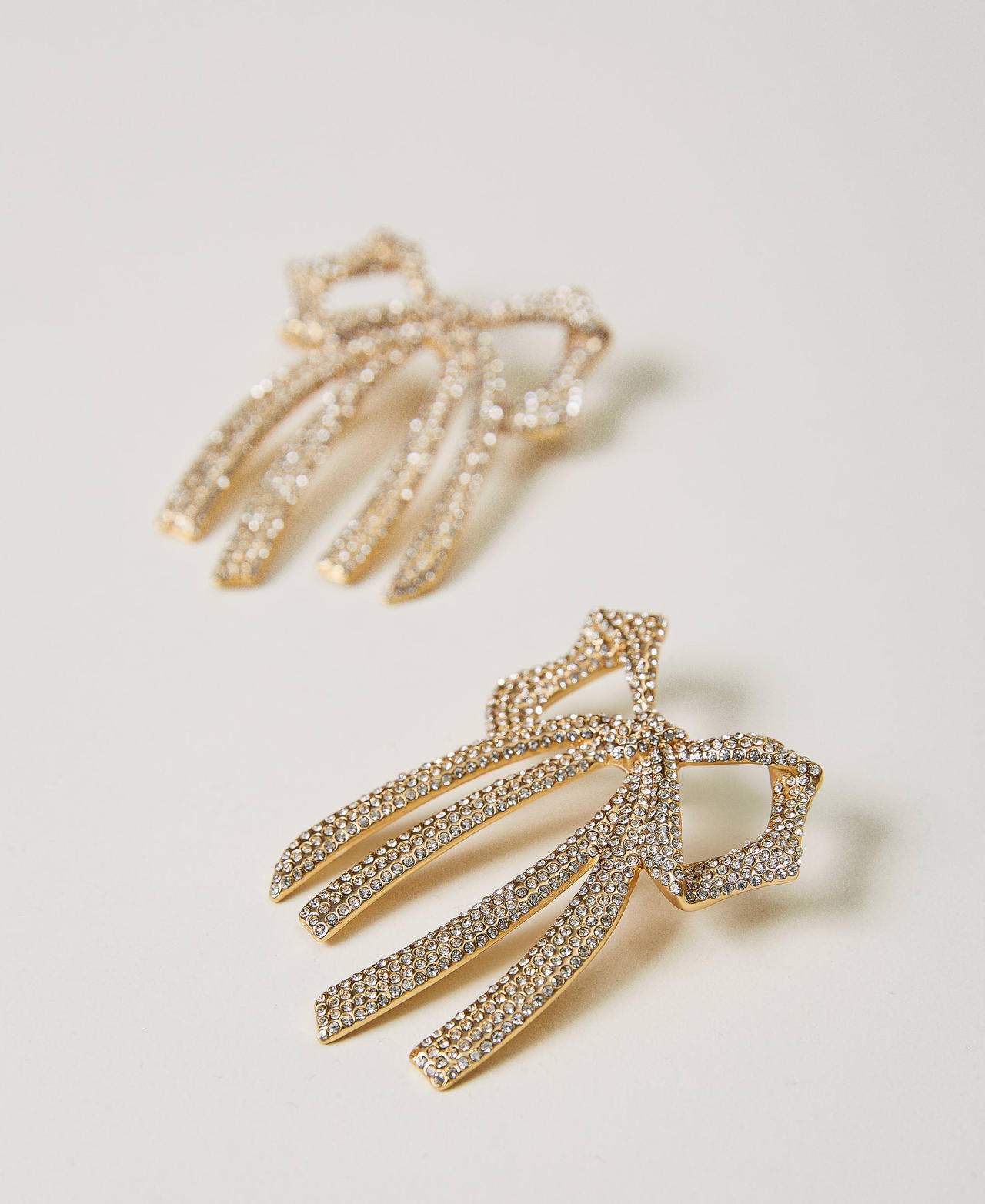 Bow-shaped earrings with rhinestones